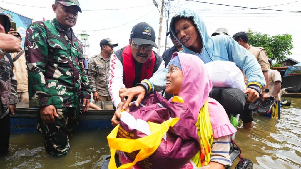 Mensos Tinjau Langsung Banjir di Banjar, Pastikan Bantuan Tepat Sasaran
