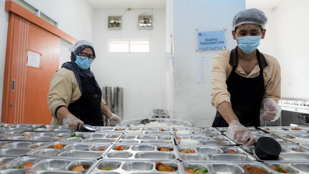 Prabowo Akui Ada Kekurangan, Klaim Program MBG 99,99% Berhasil