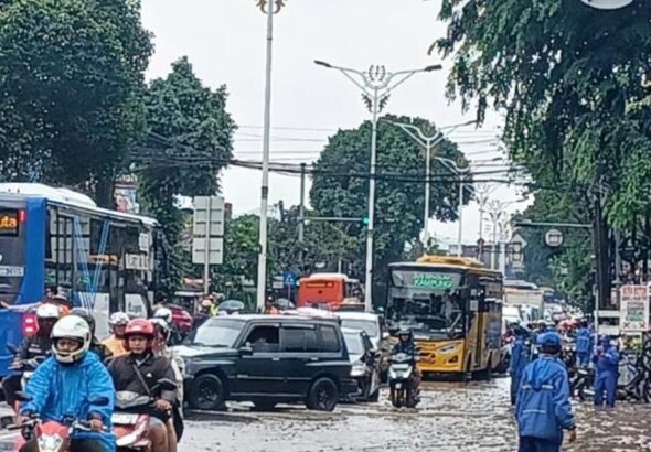 Banjir di Jalan Raya Bogor Picu Kemacetan Panjang hingga HEK